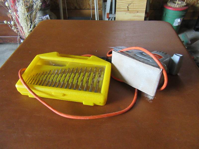 lot 156 image: 1 Full Set of Drill Bits, 1 Black & Decker Sander
