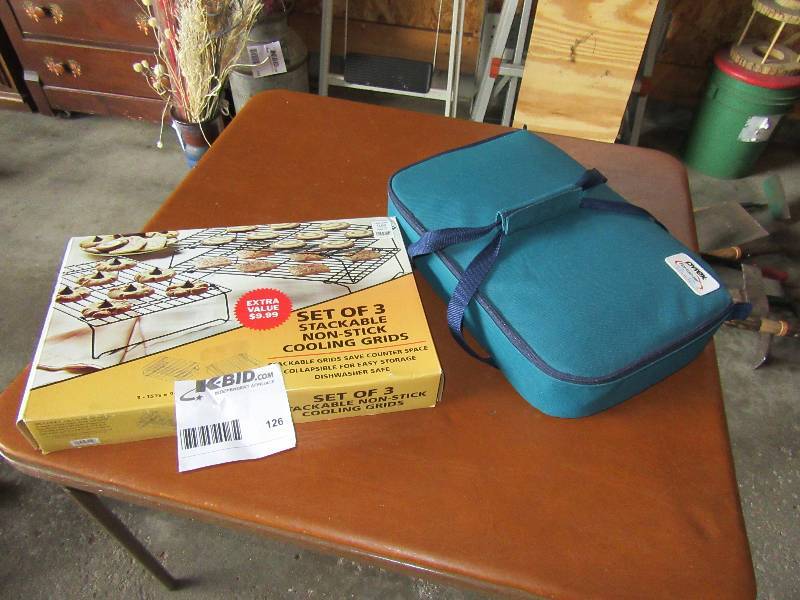 lot 126 image: Cooling Grids and Baking Tray with Cover