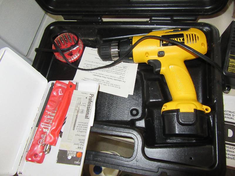 lot 144 image: Dewalt Cordless Drill