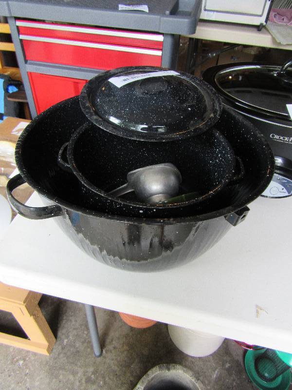 lot 167 image: Various Pots and Measuring Cups