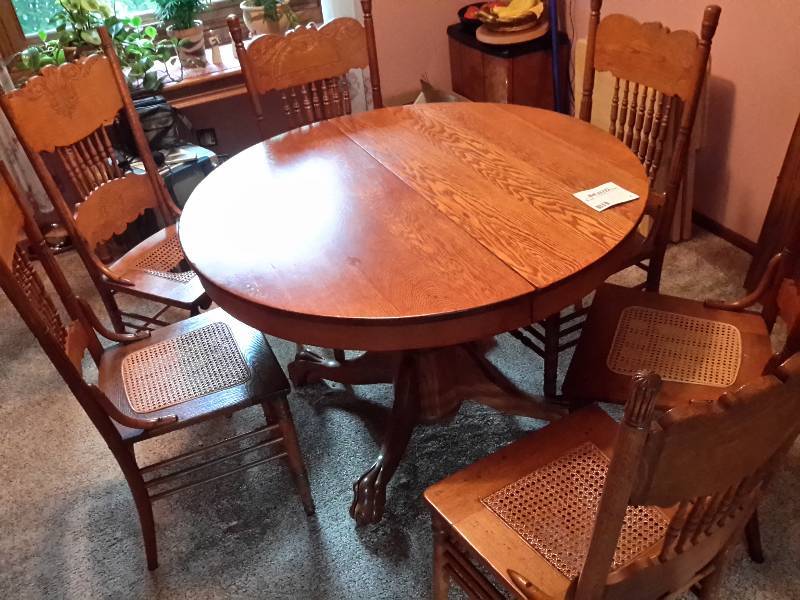 lot 2 image: Beautiful Round Oak Dining Table, 6 Wicker Chairs, 2 Table Leafs