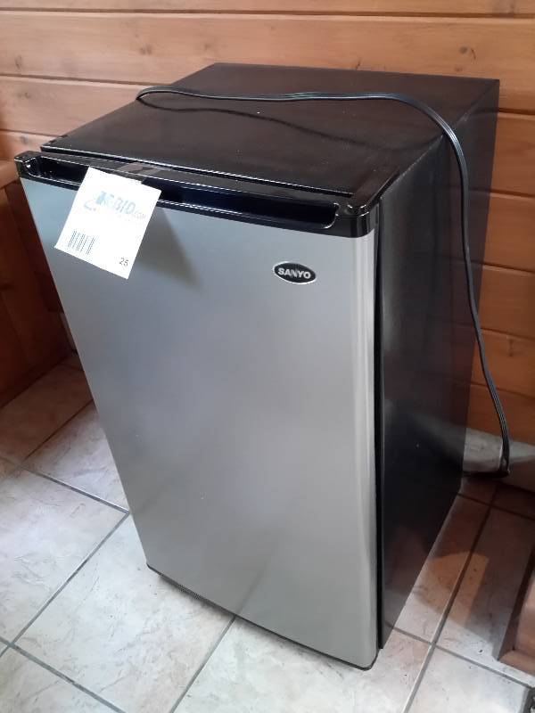 lot 25 image: Sanyo Mini Refrigerator