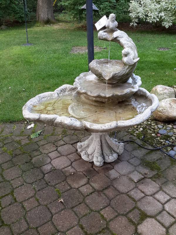 lot 24 image: Outdoor Electronic Running Water Birdbath