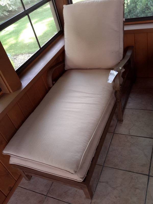 lot 20 image: Hampton Bay Outdoor Chaise Lounge w Adjustable