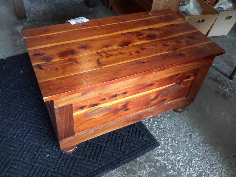 lot 191 image: Beautiful Wooden Trunk