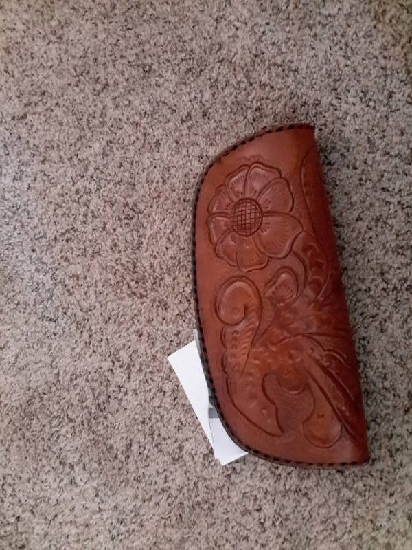 lot 57 image: Small Leather Decorative Purse w Zipper