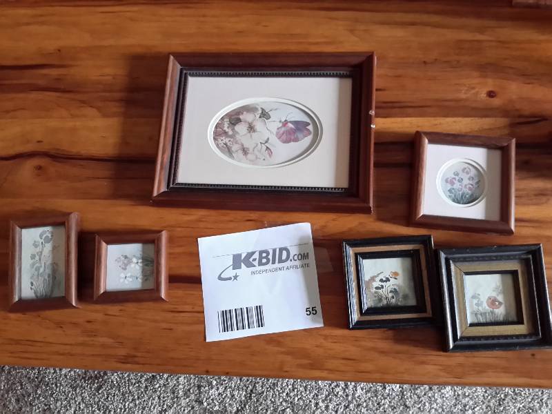 lot 55 image: Lot of Small Watercolor Wall Accents