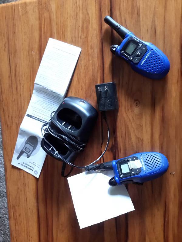 lot 43 image: 2 Motorola Talkabout Two-Way Radios