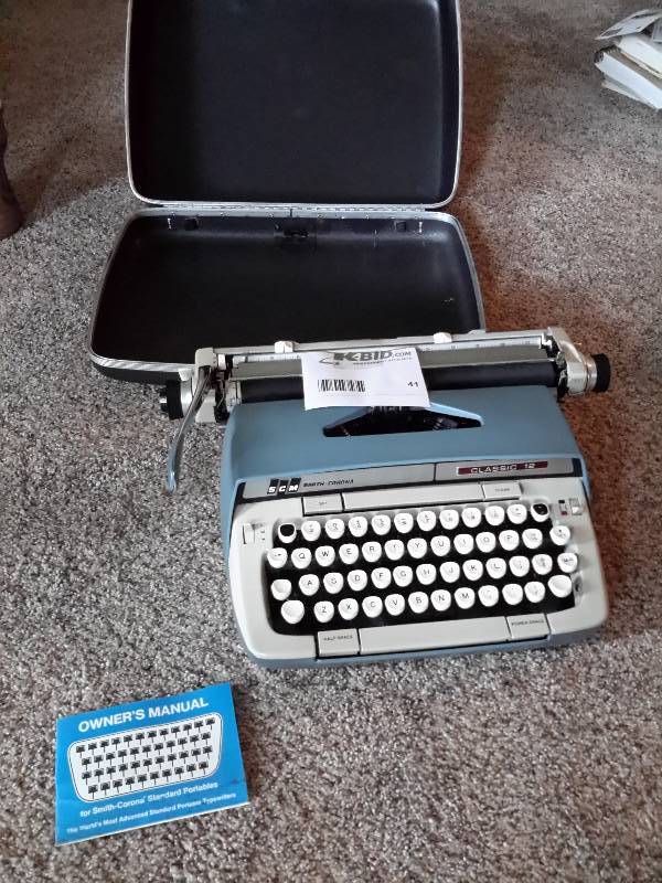 lot 41 image: Smith-Corona Manual Typewriter