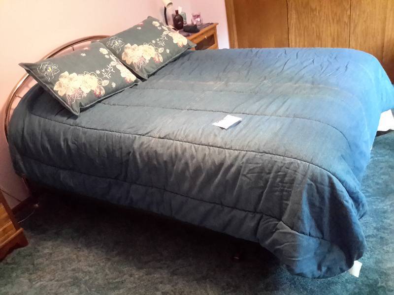 lot 72 image: Queen Sized Comforter and 2 Pillows