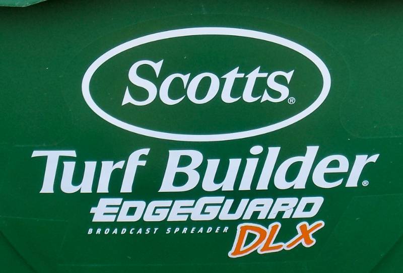lot 8 image: Scotts EdgeGuard Broadcast Spreader DLX