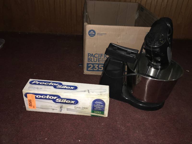 lot 524 image: Electric Knife And Mixer