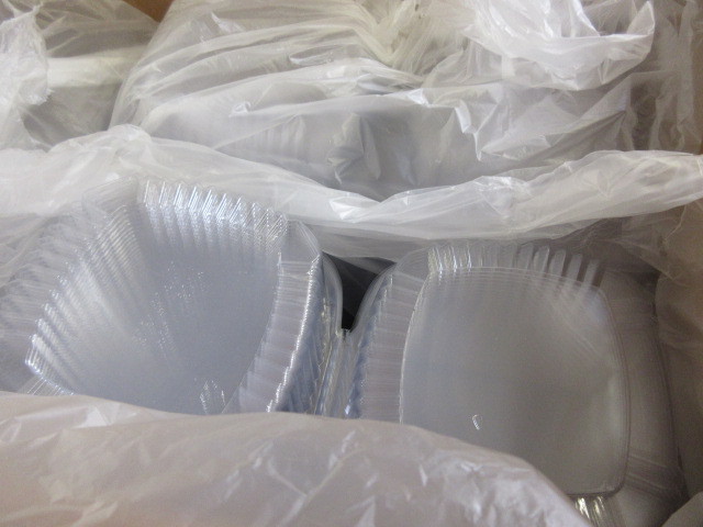lot 706 image: EARTHCHOICE HINGED LID CONTAINERS