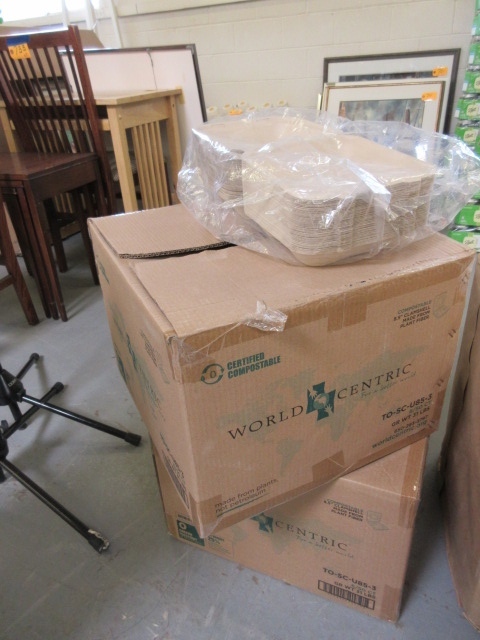 lot 708 image: WORLD CENTRIC CLAMSHELL CONTAINERS