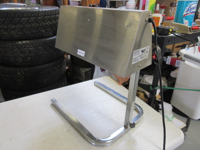 lot 723 image: 2 LIGHT HEAT LAMP