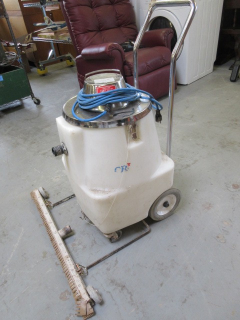 lot 724 image: CRUSADER WETDRY VACUUM WITH SQUEEGEE