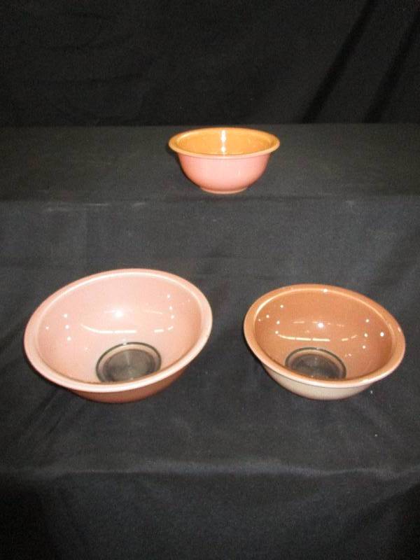 lot 208 image: 3 Nesting Pyrex Bowls