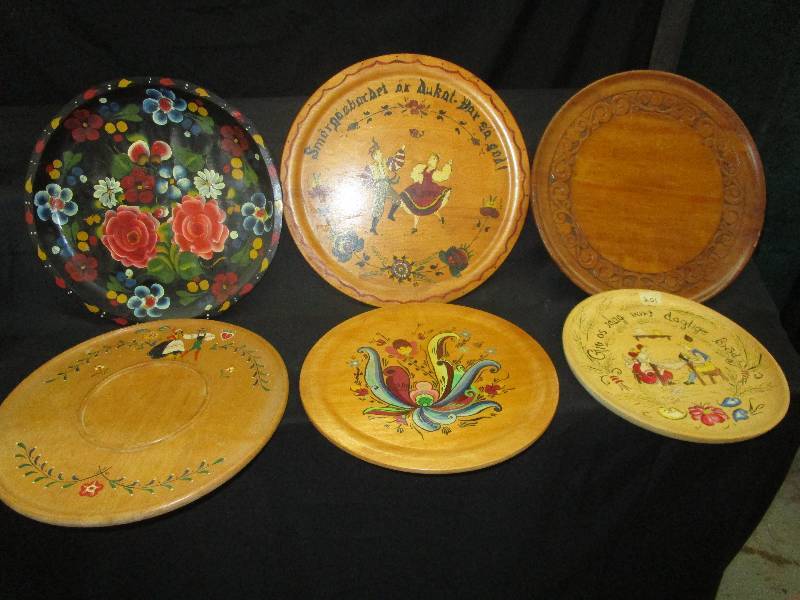 lot 218 image: 6 Hand Painted Carved Plates