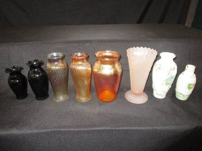 lot 219 image: 8 Glass Vases