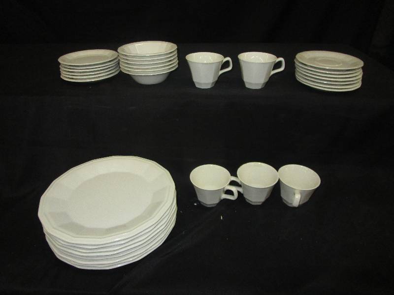 lot 223 image: 8 Plates, 6 Small Plates, 6 Small Bowls, 6 Small Plates, 5 Cups