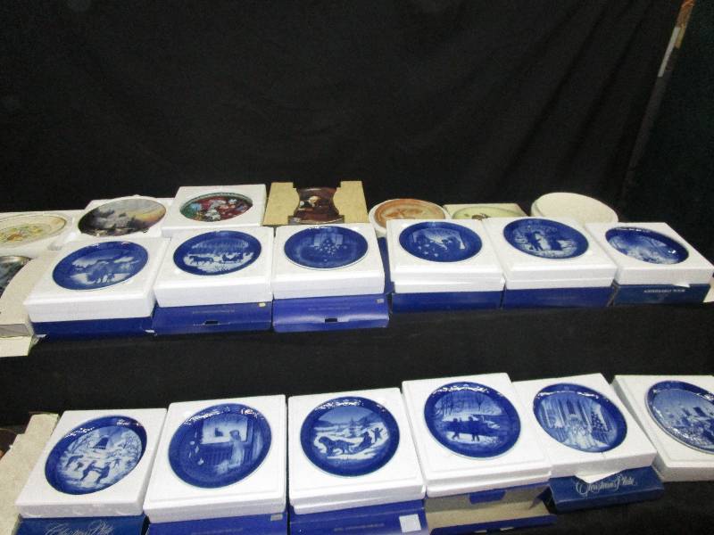lot 226 image: A Ton of Christmas Plates