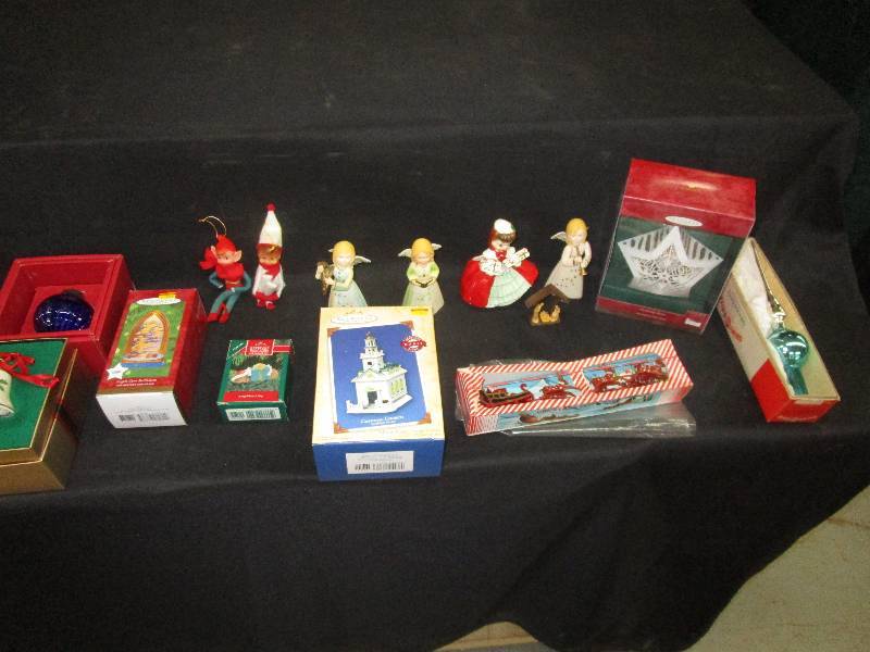lot 232 image: 15 Christmas Ornaments