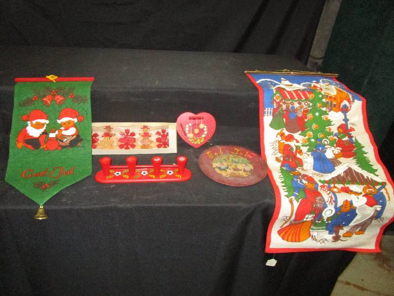 lot 242 image: 6 Christmas Decorations