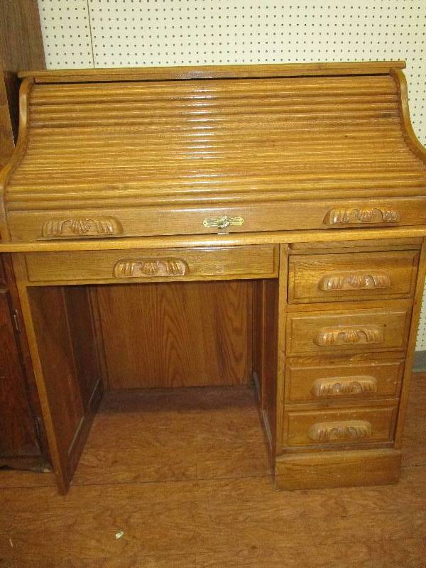 lot 11 image: Roll Top Desk 41 12 X 24 X 42 Has Key To Lock