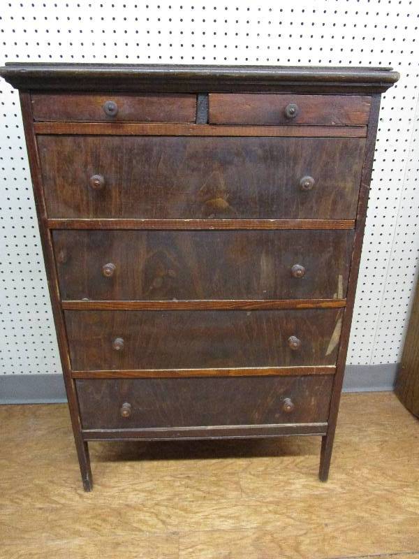 lot 14 image: Antique 6 Drawer Dresser with Hankie Drawers