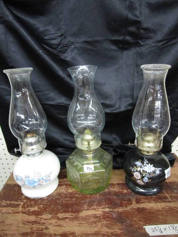 lot 18 image: 3 Vintage Oil Lamps