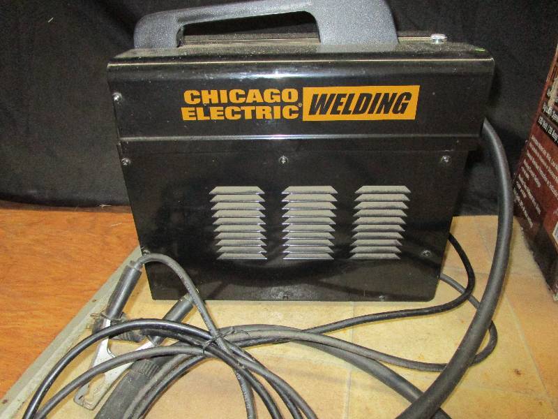 lot 46 image: 90 Amp FLUX Wire Welder (Chicago Electric)
