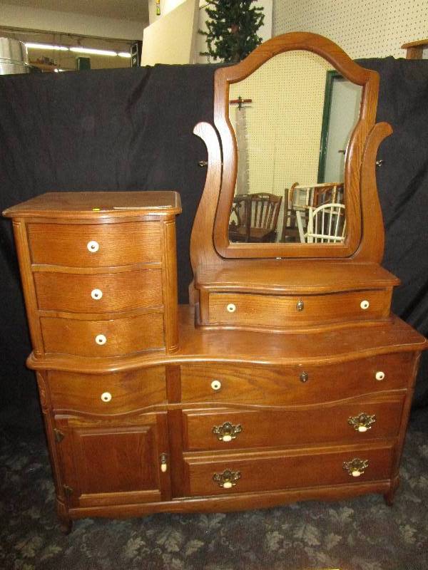 lot 72 image: 8 Drawer Dresser with Mirror (2 Pieces) 54 12 X 19 X 71