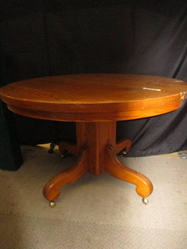 lot 74 image: Round Oak Table 48 Round