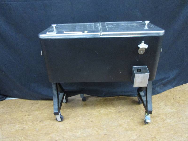 lot 79 image: Insulated cooler on wheels