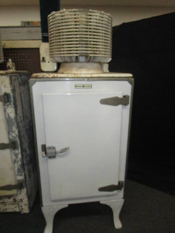 lot 88 image: Antique GE Fridge Not in working order