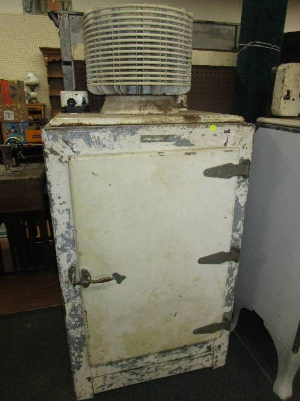lot 89 image: Antique GE Fridge Not in working order