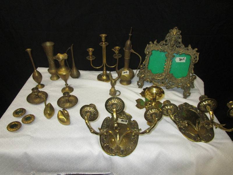 lot 117 image: Various Brass Pieces and Dcor (See Pictures)