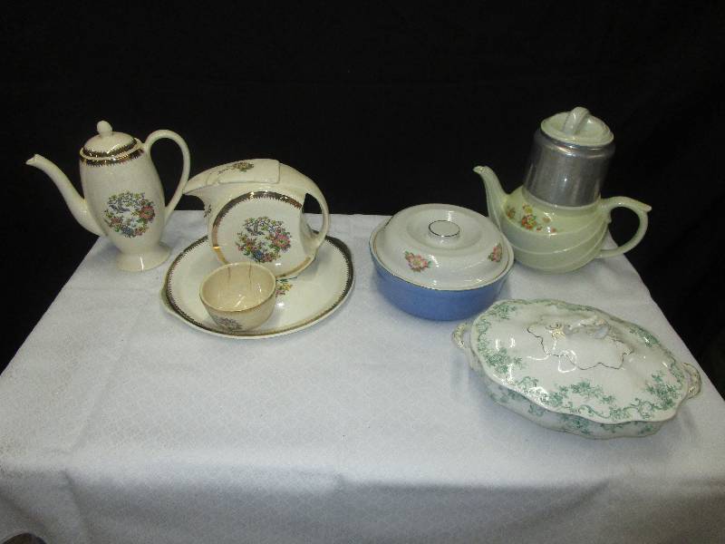lot 130 image: Various Serving Pieces, See Pictures