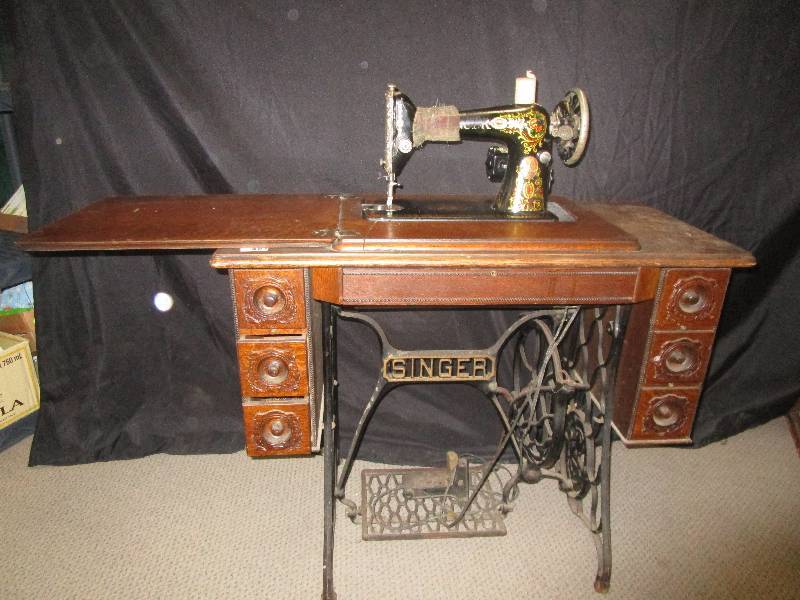 lot 136 image: Singer Sewing Machine Serial # G6294907, Lots of accessories in drawer, Not Tested