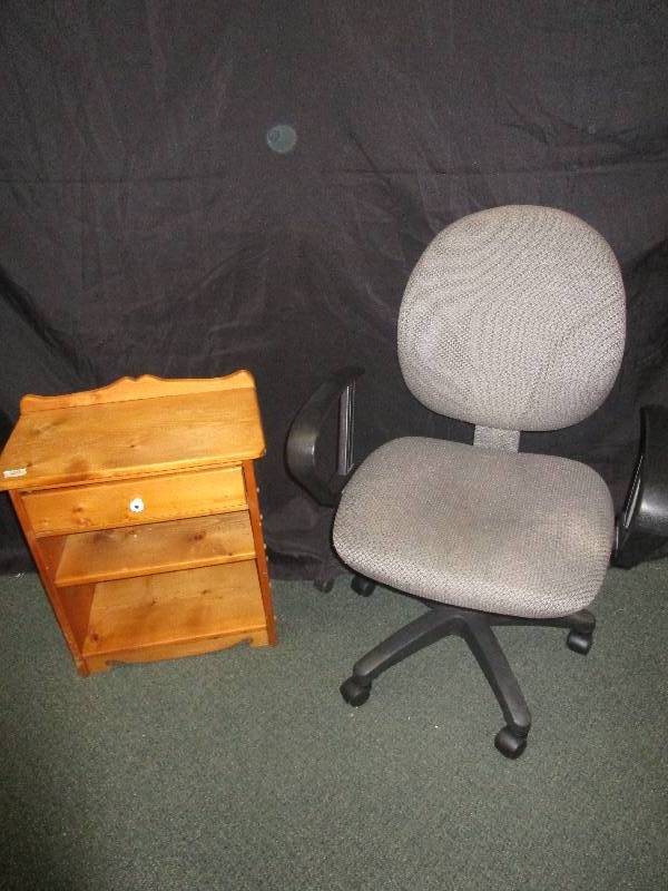 lot 148 image: Office Chair and End Table 20 12 X 11 12 X 22