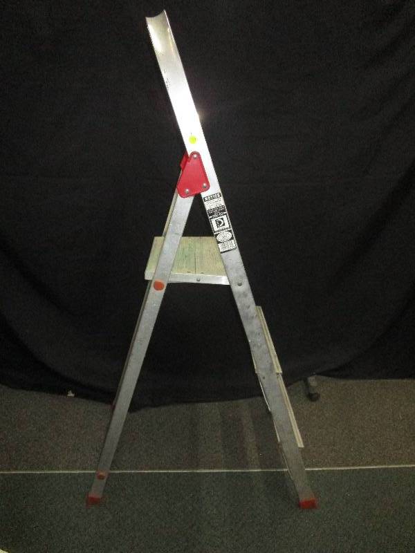 lot 159 image: 3 Foot Davidson Ladder