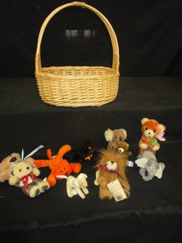 lot 161 image: Boyds bear Angel Lion and other misc andimals and basket