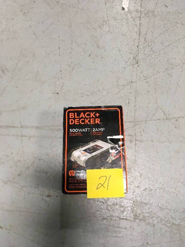 lot 21 image: Black & Decker 500-Watt Power Inverter  in good working condition
