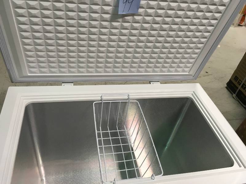 lot 99 image: Magic Chef 6.9 cu. ft. Chest Freezer in White  in good working condition