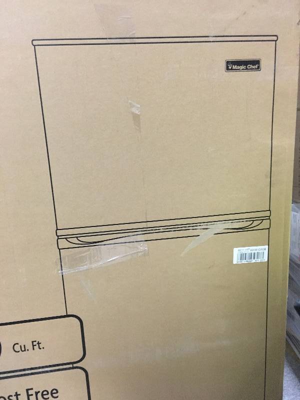 lot 50 image: Magic Chef 9.9 cu. ft. Top Freezer Refrigerator in White new