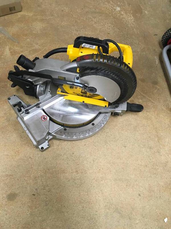 lot 18 image: Dewalt 15-Amp Corded 10 in. Compound Miter Saw in working conditions