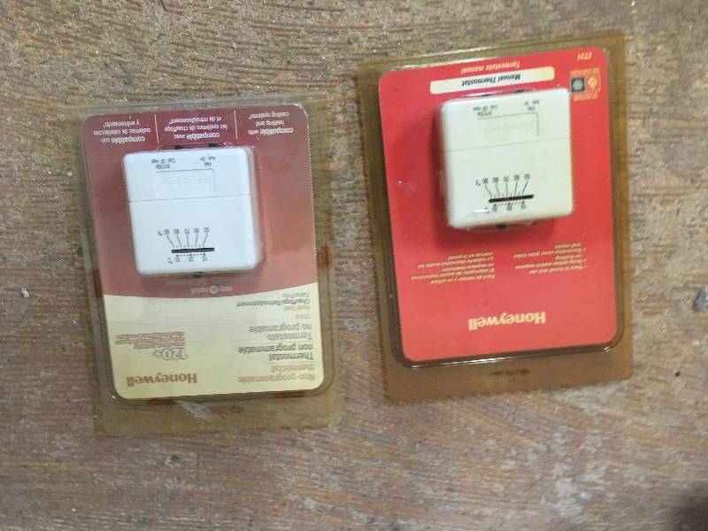 lot 54 image: Honeywell CT31A1003 HeatCool Non-Programmable Thermostat  Lot of 2 in  good conditions