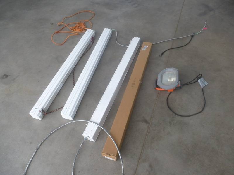 lot 12 image: Florescent lights 4