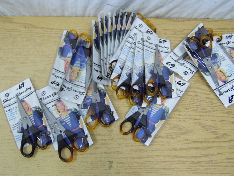 lot 7 image: Lot of Scissors