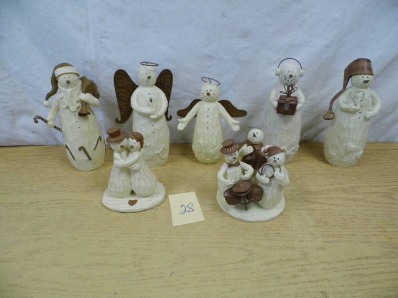 lot 28 image: Snowmen
